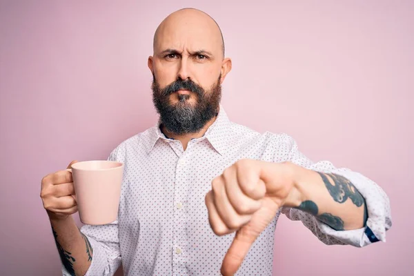 Schöner Glatzköpfiger Mann Mit Bart Und Tätowierter Kaffeetasse Auf Rosa — Stockfoto