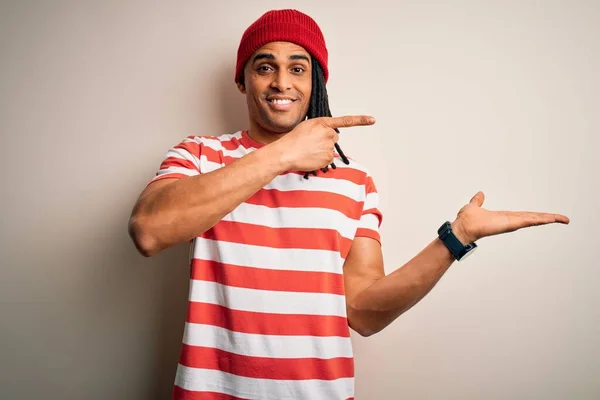 Joven Hombre Afroamericano Guapo Con Rastas Con Camiseta Rayas Sombrero —  Fotos de Stock