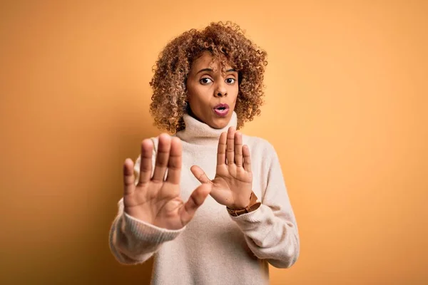 Joven Mujer Afroamericana Hermosa Vistiendo Jersey Cuello Alto Sobre Fondo — Foto de Stock