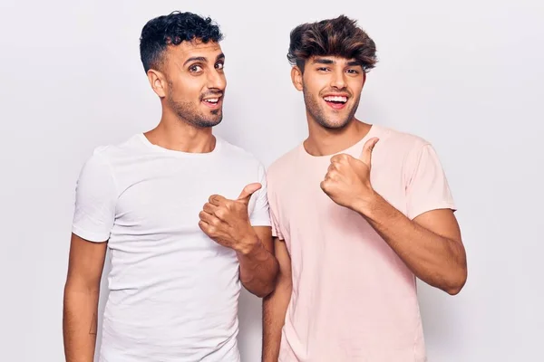 Joven Pareja Gay Vistiendo Ropa Casual Sonriendo Con Cara Feliz —  Fotos de Stock