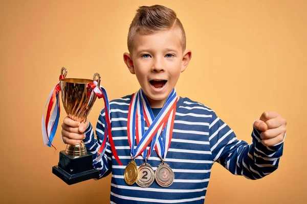 Mladý Malý Běloch Nosí Vítěznou Medaili Vítězství Trofej Přes Žluté — Stock fotografie