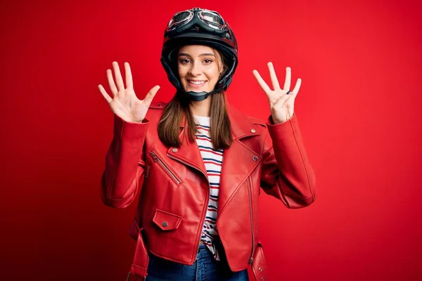 Jovem Bela Morena Motociclista Mulher Vestindo Capacete Motocicleta Casaco Vermelho — Fotografia de Stock