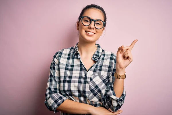 Ung Vacker Brunett Kvinna Bär Casual Skjorta Och Glasögon Över — Stockfoto