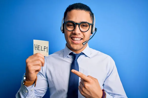 若いですブラジルのコールセンターエージェント男Overworked保持リマインダー紙とともにヘルプメッセージ非常に幸せなポインティングで手と指 — ストック写真