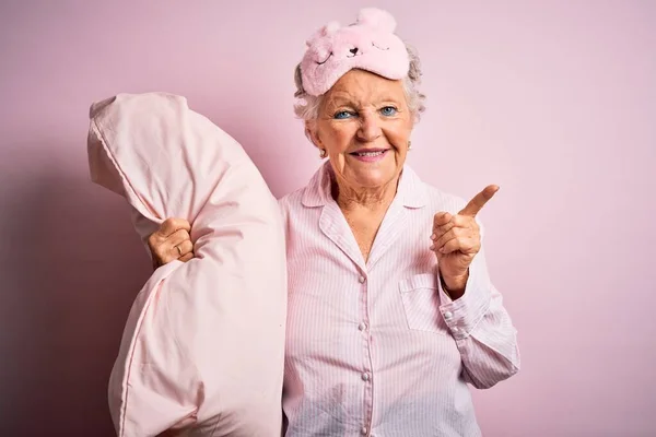 Senior Schöne Frau Trägt Schlafmaske Hält Kissen Über Isolierten Rosa — Stockfoto