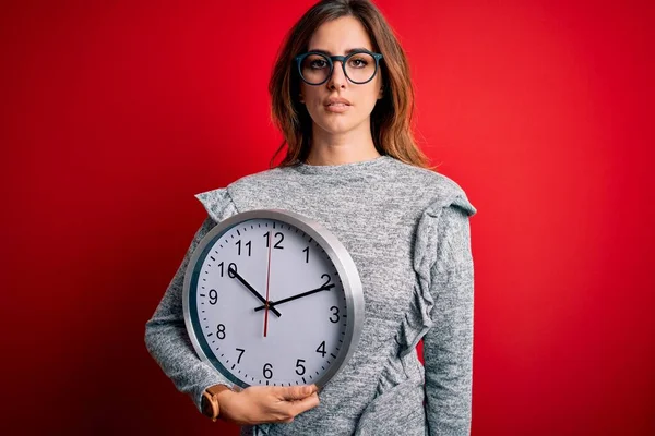 Junge Schöne Brünette Frau Macht Countdown Hält Große Uhr Über — Stockfoto