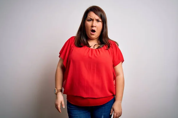 Schöne Brünette Size Frau Trägt Lässiges Rotes Shirt Über Isoliertem — Stockfoto