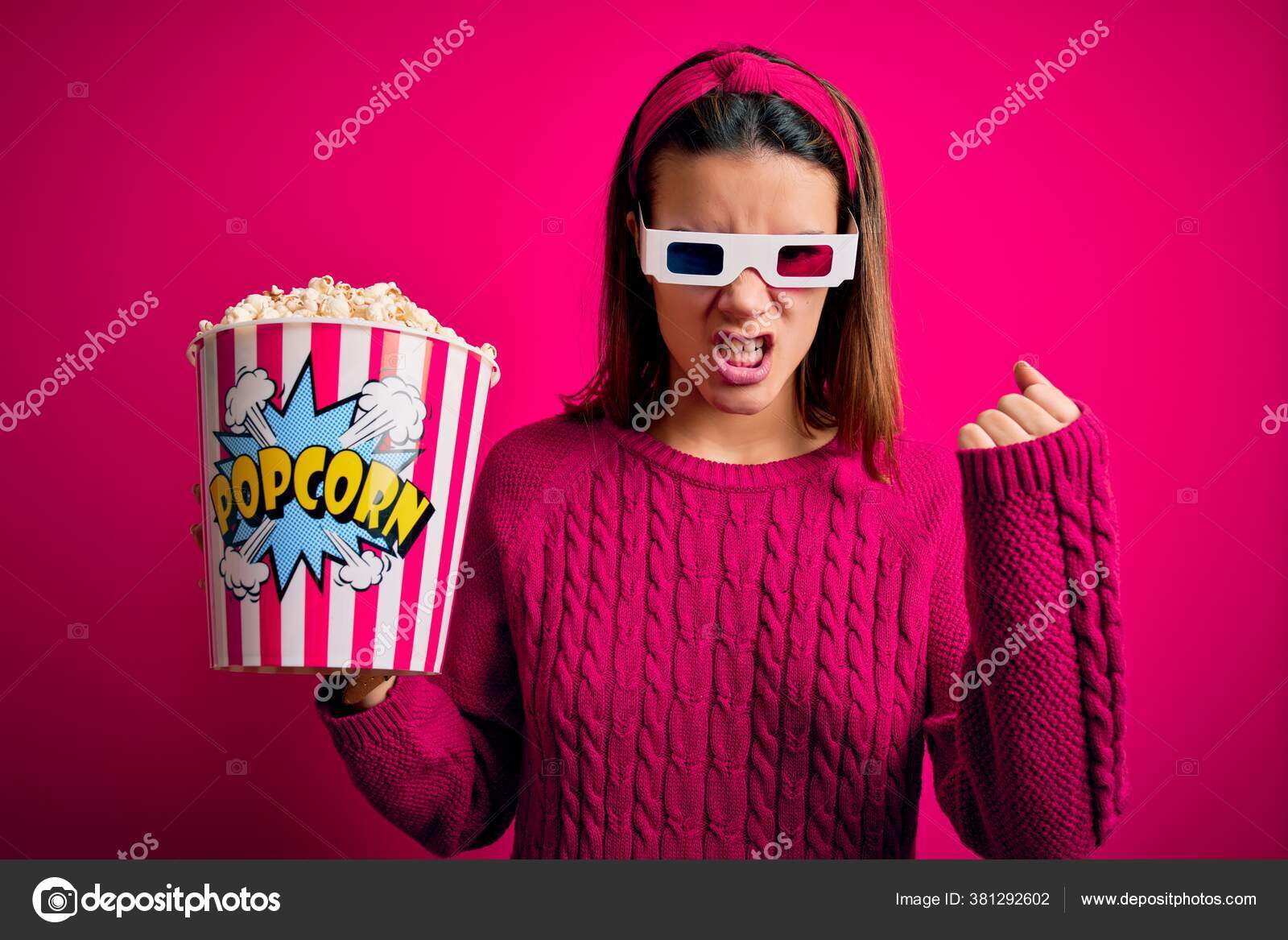 Молодая Красивая Девушка Смотрит Фильм Используя Очки Едят Коробку.