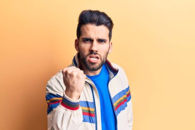 Sakallı, sıradan bir ceket giyen, sinirli, kızgın, sinirli ve öfkeli genç bir adam öfkeyle bağırıyor. öfke ve agresif konsept. 