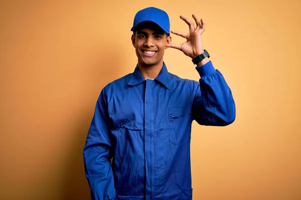 Jovem Mecânico Afro Americano Vestindo Uniforme Azul Boné Sobre Fundo — Fotografia de Stock