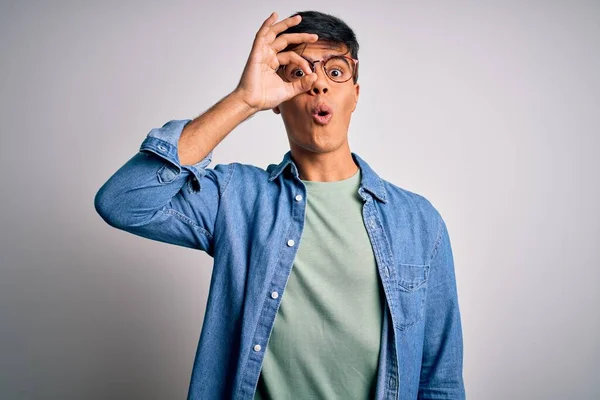 Mladý Pohledný Muž Neformální Košili Brýlích Izolovaném Bílém Pozadí Vedl — Stock fotografie