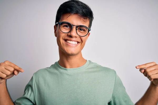 Joven Hombre Guapo Con Camiseta Casual Gafas Sobre Fondo Blanco —  Fotos de Stock