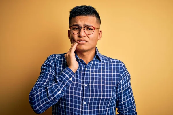 Jonge Knappe Latijn Man Draagt Casual Shirt Bril Gele Achtergrond — Stockfoto