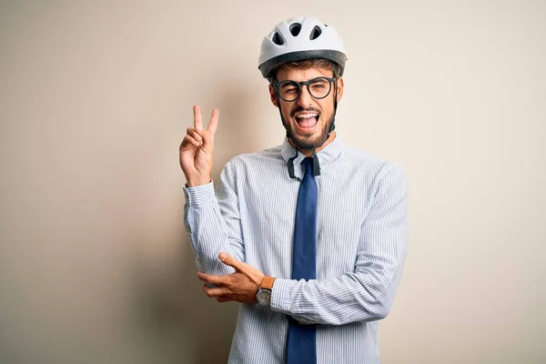 자전거 헬멧을 사업가가 웃으며 카메라 앞에서 승리의 표시를 얼굴을 — 스톡 사진