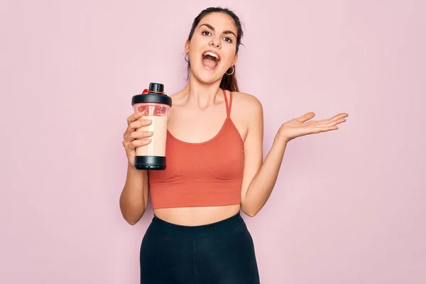 Ung Vacker Fitness Kvinna Bär Sport Excersie Kläder Dricka Protein — Stockfoto