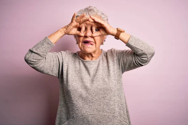 Senior Hermosa Mujer Con Camiseta Casual Pie Sobre Fondo Rosa — Foto de Stock