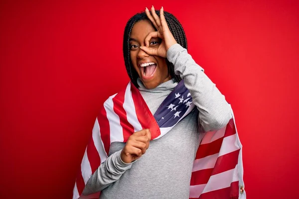Ung Afrikansk Amerikansk Patriotisk Kvinna Bär Usa Flagga Självständighetsdagen Med — Stockfoto