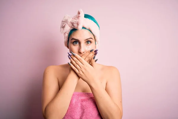 Junge Frau Mit Blauen Modehaaren Mit Schönheitsgesichtsmaske Über Rosa Isoliertem — Stockfoto