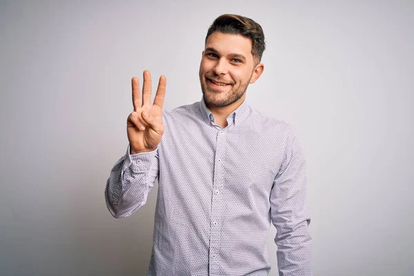 Mladý Obchodník Modrýma Očima Stojící Nad Izolovaným Pozadím Ukazující Ukazující — Stock fotografie