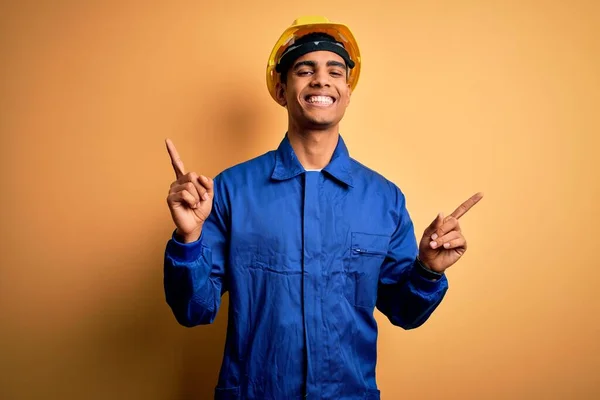 Homem Trabalhador Afro Americano Bonito Jovem Vestindo Uniforme Azul Capacete — Fotografia de Stock