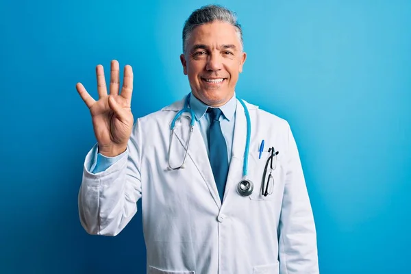 Hombre Guapo Médico Pelo Gris Mediana Edad Con Abrigo Estetoscopio —  Fotos de Stock