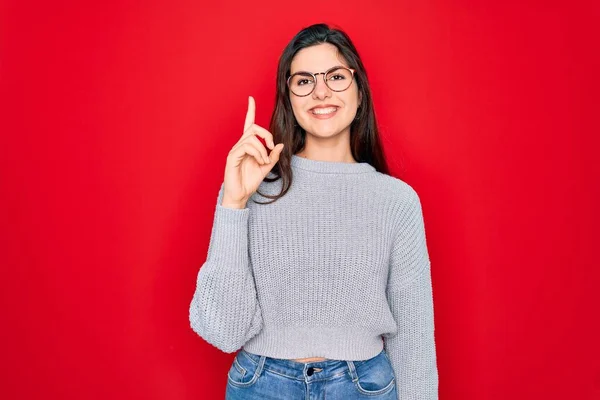 Jong Mooi Brunette Vrouw Dragen Casual Trui Rode Achtergrond Tonen — Stockfoto