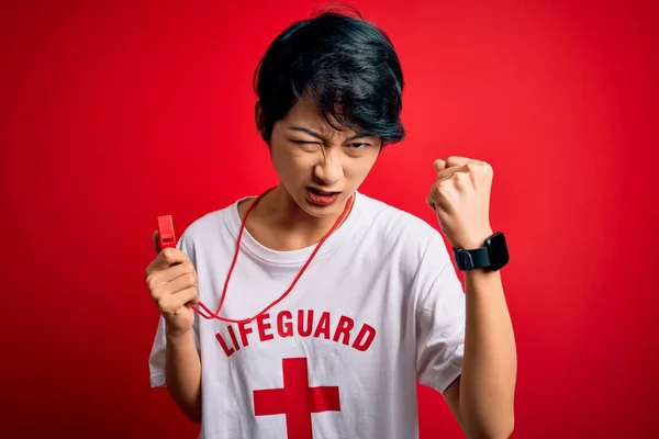 Mladý Krásný Asijský Plavčík Dívka Sobě Tričko Červeným Křížem Pomocí — Stock fotografie