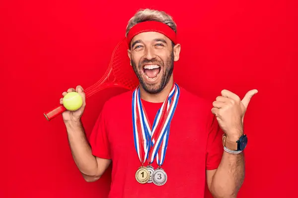 Bonito Desportista Loiro Com Barba Ganhando Medalhas Jogando Tênis Usando — Fotografia de Stock