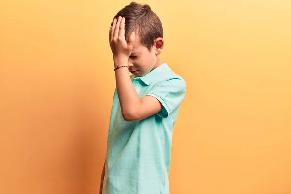 Gündelik Giysiler Giyen Sevimli Sarışın Çocuk Yanlışlıkla Elleri Kafasında Şaşırdı — Stok fotoğraf