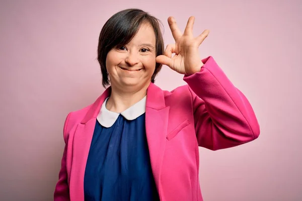 Mulher Negócios Síndrome Young Sobre Fundo Rosa Sorrindo Positivo Fazendo — Fotografia de Stock