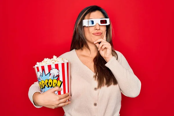 Junge Hispanische Frau Trägt Filmbrille Und Isst Popcorn Auf Rotem — Stockfoto