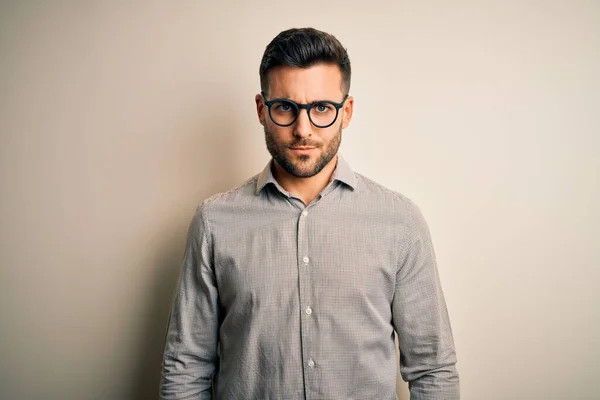 Joven Hombre Guapo Con Camisa Elegante Gafas Sobre Fondo Blanco —  Fotos de Stock