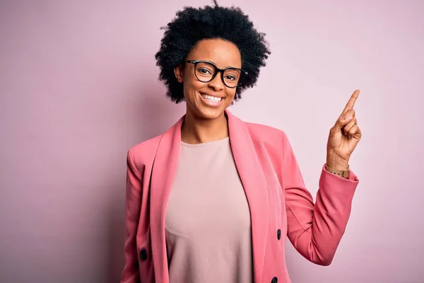 Jeune Belle Afro Afro Américaine Aux Cheveux Bouclés Portant Une — Photo