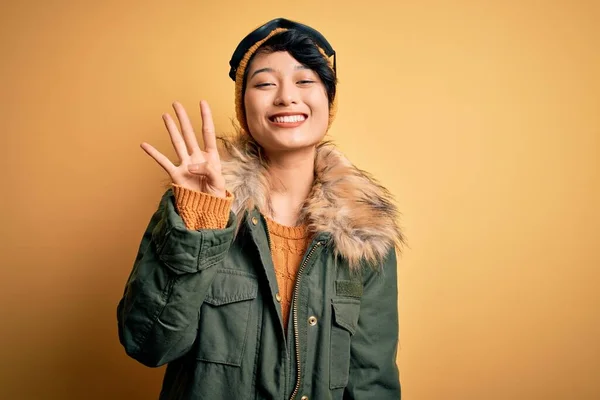 Gyönyörű Ázsiai Síelő Lány Visel Sportruházat Segítségével Síszemüveg Sárga Háttér — Stock Fotó