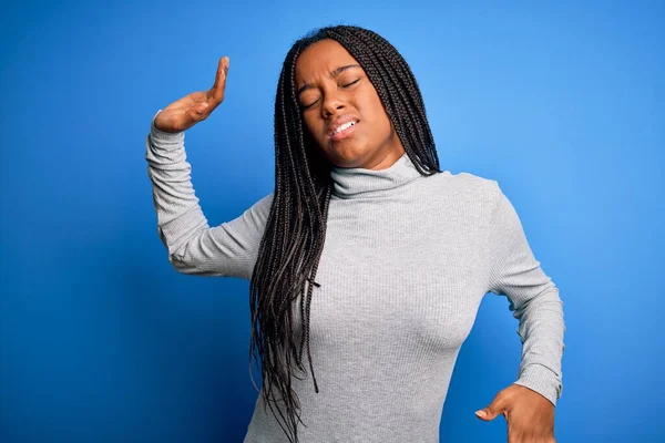 Mujer Afroamericana Joven Pie Con Cuello Alto Casual Sobre Fondo — Foto de Stock