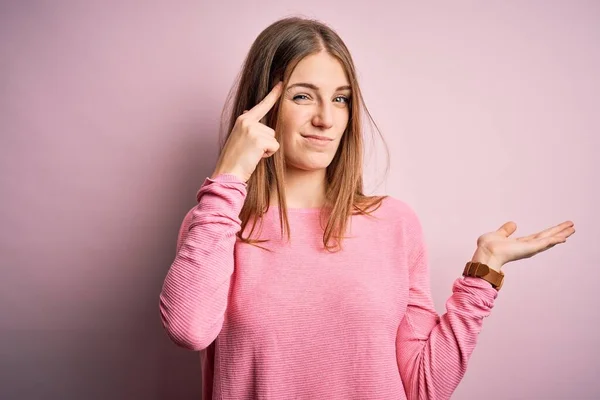 Młoda Piękna Ruda Kobieta Ubrana Luźny Sweter Odizolowanym Różowym Tle — Zdjęcie stockowe