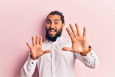 Gündelik giysiler giyen genç Arap adam korku ifadesinden korkmuş ve dehşete düşmüş. El hareketlerini durdur, şok içinde bağır. panik konsepti. 