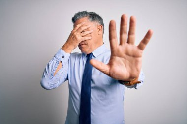 Orta yaşlı, yakışıklı, gri saçlı, şık gömlekli ve kravatlı bir iş adamı gözlerini ellerle kapatıyor ve üzgün ve korku ifadeleriyle jest yapmayı kesiyor. Utanç verici ve olumsuz bir kavram..