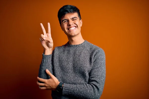 Junger Gutaussehender Mann Lässigem Pullover Der Vor Isoliertem Orangefarbenem Hintergrund — Stockfoto