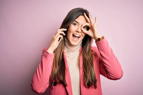 Menina Bonita Jovem Ter Conversação Falando Smartphone Sobre Fundo Branco — Fotografia de Stock