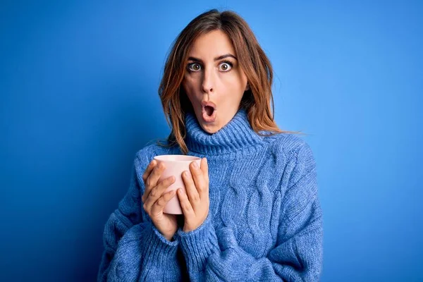 Giovane Bella Donna Bruna Bere Tazza Caffè Isolato Sfondo Blu — Foto Stock