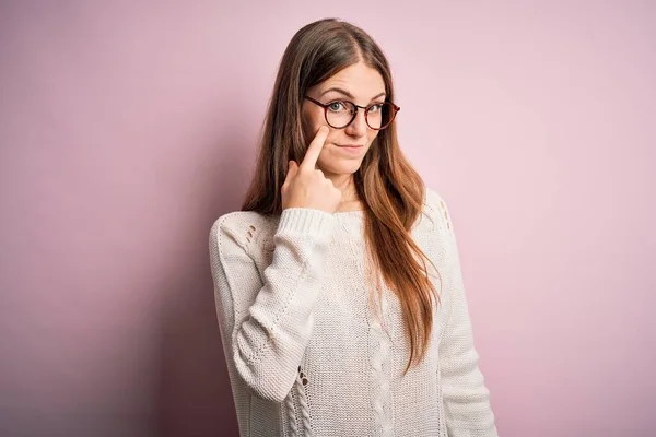 Ung Vacker Rödhårig Kvinna Bär Casual Tröja Och Glasögon Över — Stockfoto