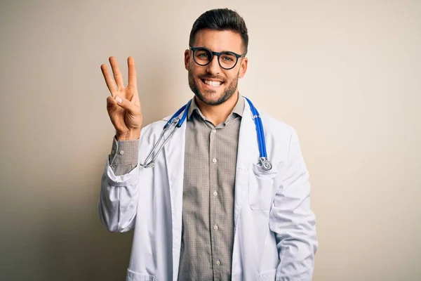 Νεαρός Γιατρός Άνδρας Φορώντας Γυαλιά Ιατρική Λευκή Ρόμπα Και Στηθοσκόπιο — Φωτογραφία Αρχείου