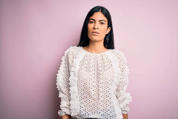 Ung Vacker Latinamerikansk Modekvinna Bär Elegant Skjorta Över Rosa Bakgrund — Stockfoto