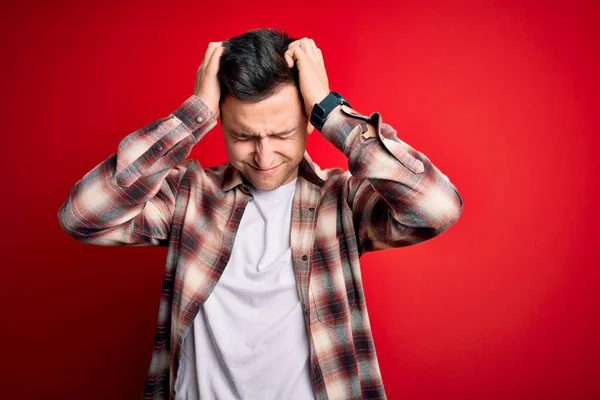 잘생긴 코카서스 남자가 색외진 현대식 셔츠를 편두통때문에 극도로 절망적 스트레스를 — 스톡 사진