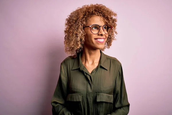 Junge Schöne Afrikanisch Amerikanische Frau Mit Lässigem Hemd Und Brille — Stockfoto