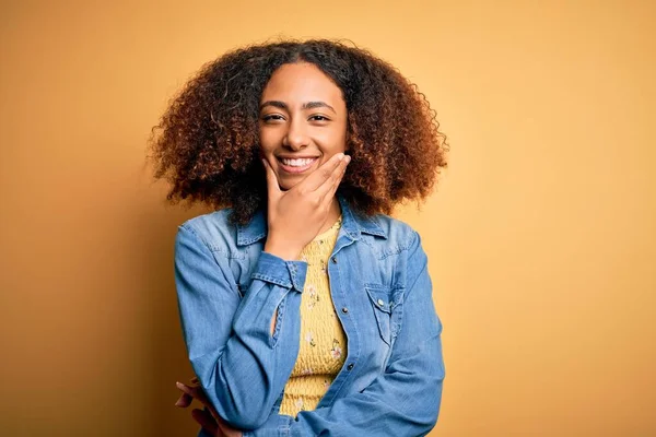 Jovem Americana Africana Com Cabelo Afro Vestindo Camisa Jeans Casual — Fotografia de Stock