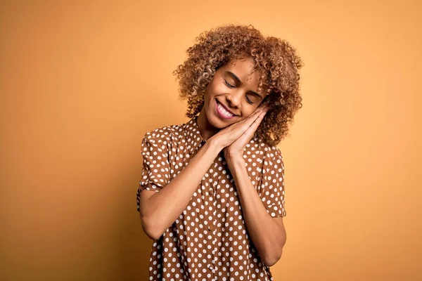 Ung Vacker Afrikansk Amerikansk Kvinna Bär Casual Skjorta Står Över — Stockfoto