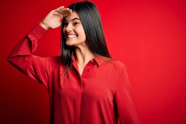 Mulher Morena Bonita Nova Vestindo Camisa Casual Sobre Fundo Vermelho — Fotografia de Stock