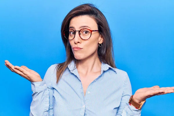 Jonge Mooie Vrouw Draagt Zakelijke Kleding Bril Onwetend Verward Met — Stockfoto